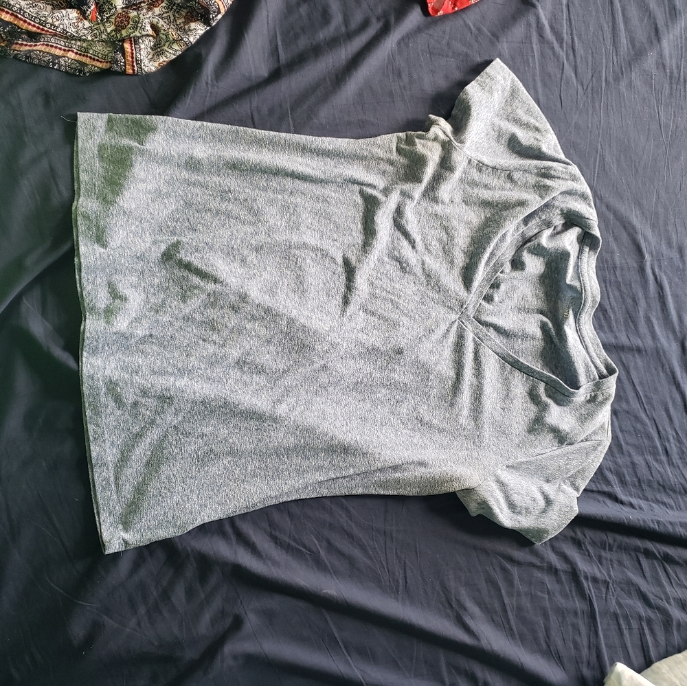 Fitted v-neck t-shirt